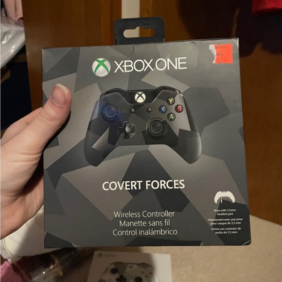 3 Xbox controllers - Picture 4 of 16